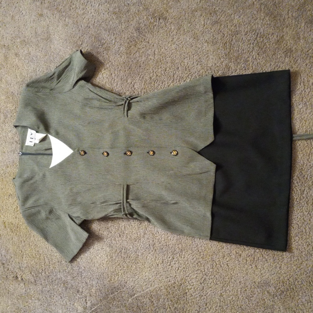 Business dress with beautiful buttons, all one piece, size 7